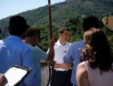 Στο πλευρό του πρωθυπουργού κατά το διάγγελμα και η Μπέτυ Μπαζιάνα - Οι φωτογραφίες από την Ιθάκη (φώτο)
